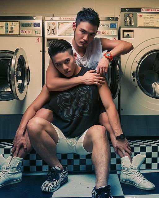 点击大图看下一张：一对帅哥在洗衣房