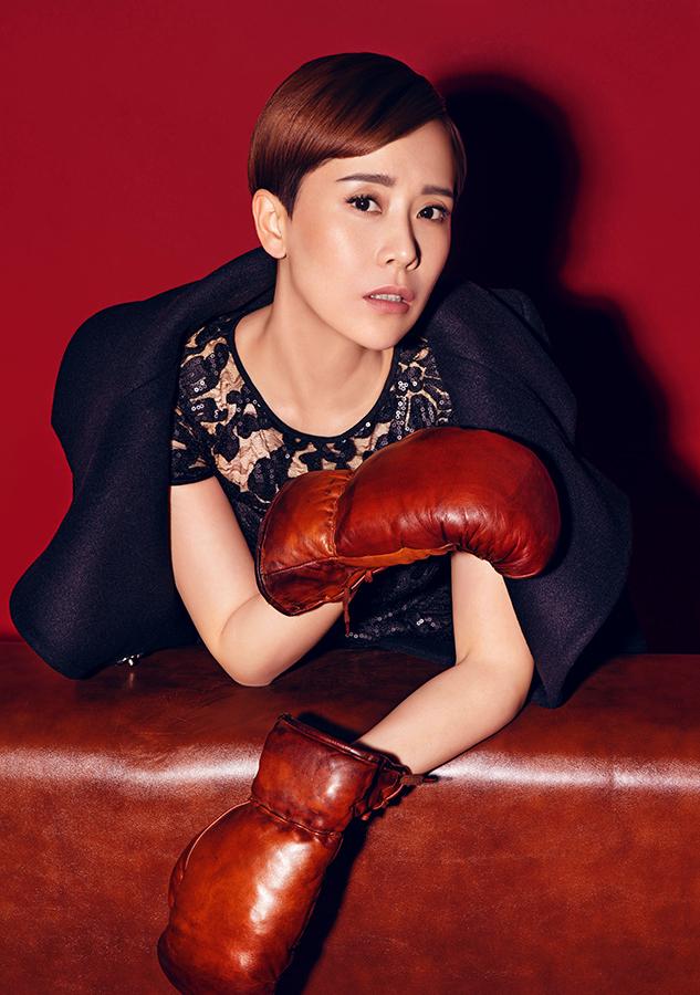 点击大图看下一张：海清高开叉玩转竞技风 冷艳魅惑张力十足