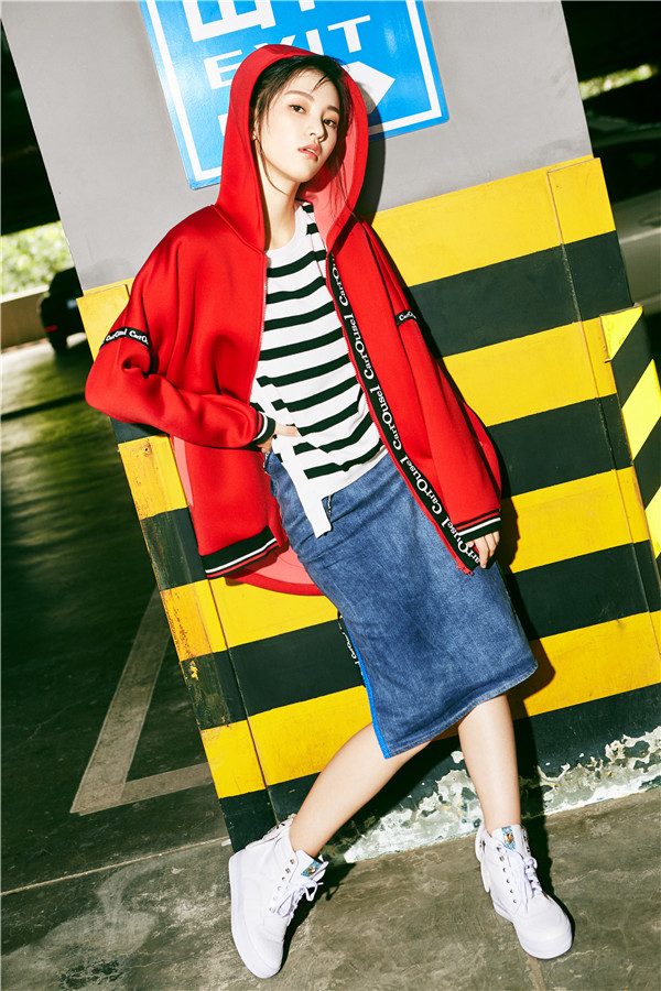 点击大图看下一张：黄灿灿初秋街拍显嘻哈 元气少女青春洋溢