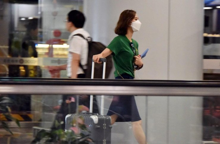 点击大图看下一张：刘诗诗穿短裙独自现身机场秀美腿