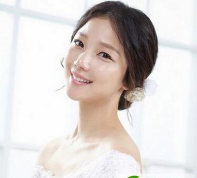 点击大图看下一张：待嫁美娇娘必备款发型 正在进行中的16年浪漫婚礼进行曲