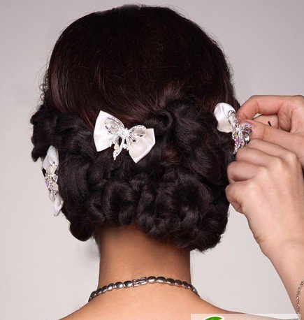 点击大图看下一张:温婉典雅的新娘盘发教程图解