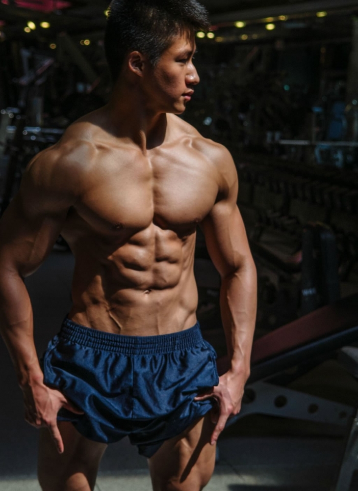 点击大图看下一张:体育帅哥工科型男Alex微博图片肌肉照