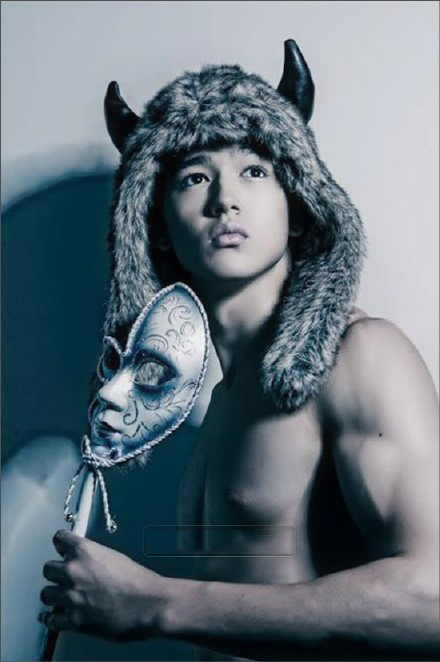 点击大图看下一张：性感翘腿魔鬼身材无辜眼神