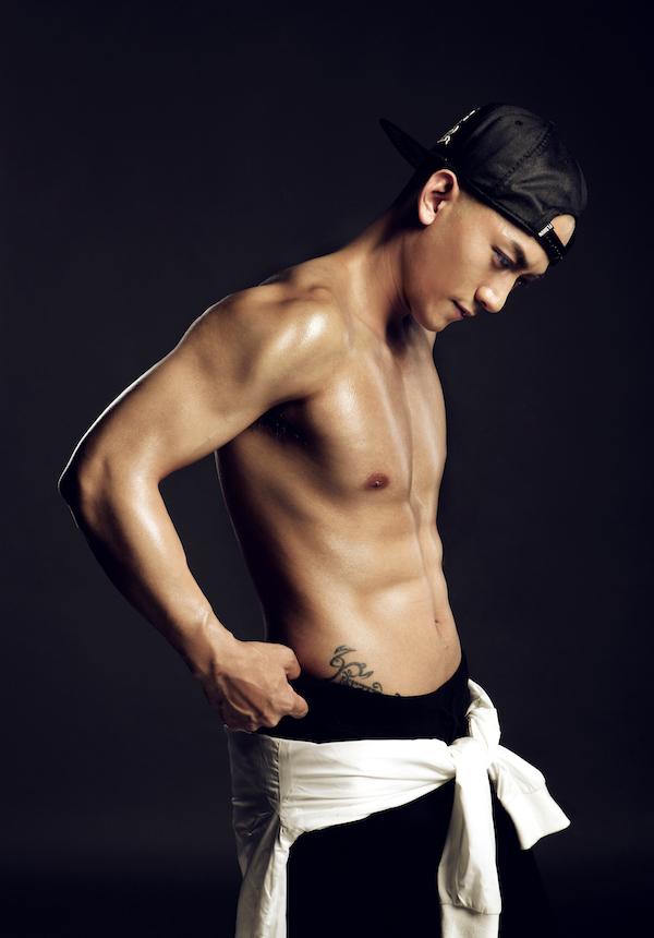 点击大图看下一张：硬汉小鲜肉张天阳肌肉照