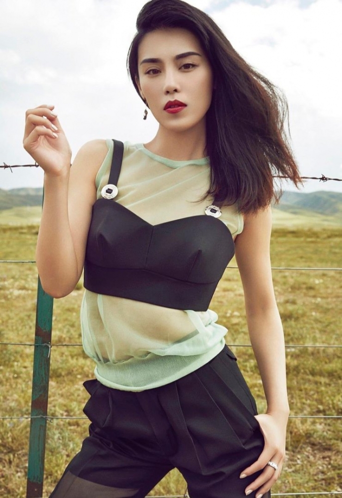 点击大图看下一张：韩丹彤内衣搭透视装 性感妖娆极致诱惑