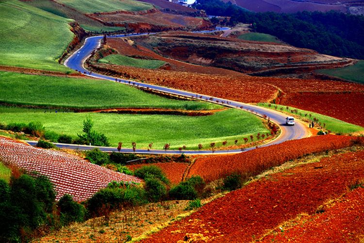 点击大图看下一张：公路通向彩云间