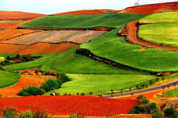 点击大图看下一张：公路通向彩云间