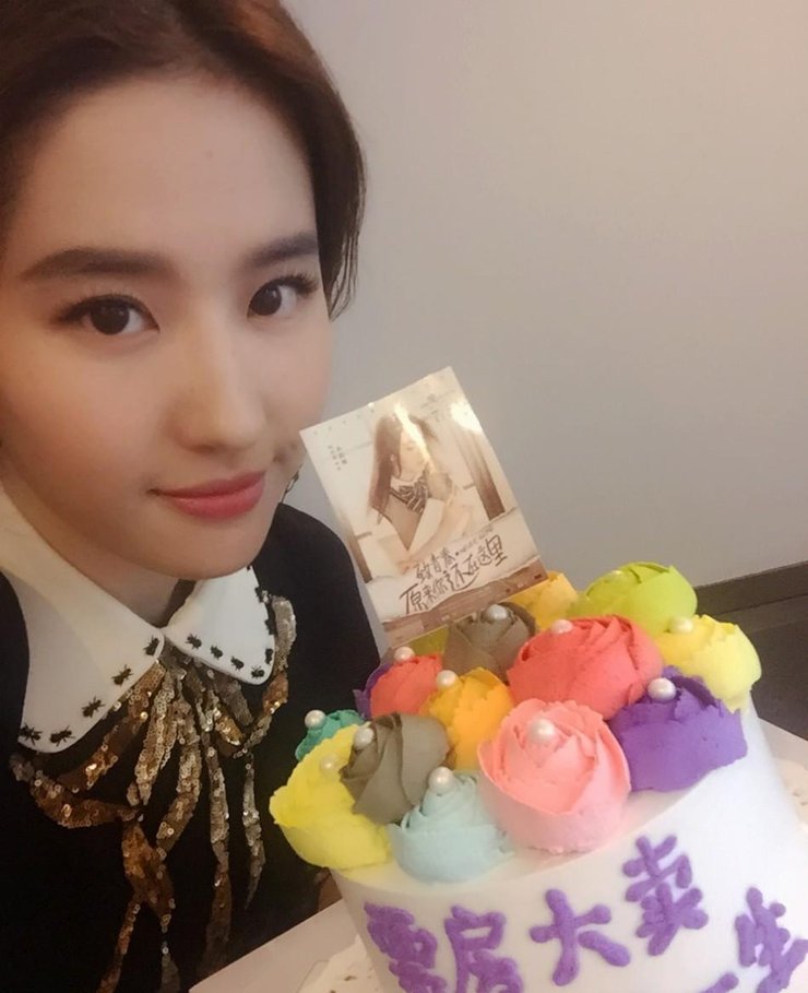 点击大图看下一张：白得发亮!刘亦菲直播素颜无PS美得冒泡