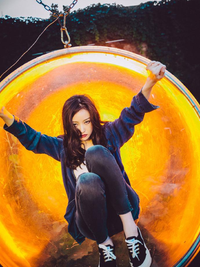 点击大图看下一张:倪妮深v运动装大秀美腿 眼神撩人气质邪魅