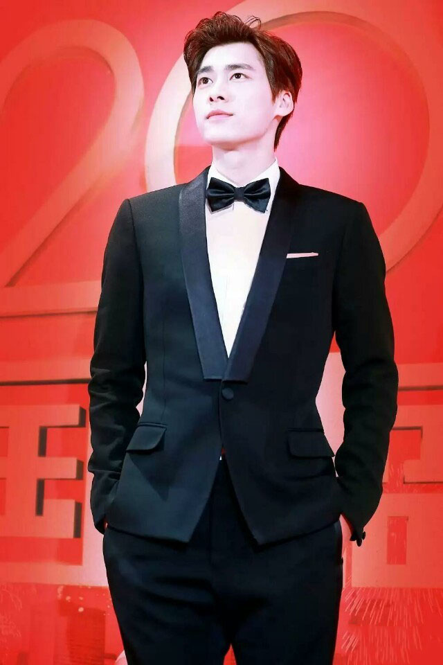 点击大图看下一张：李易峰正装图片大全