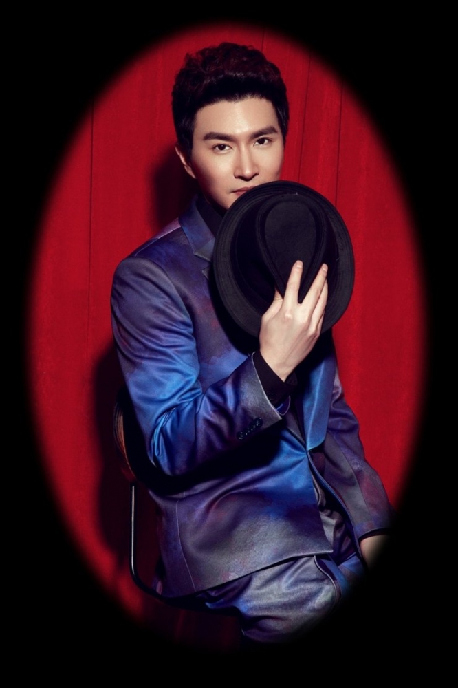 点击大图看下一张：陆昱霖上演魔术空间秀 神秘俏皮感十足