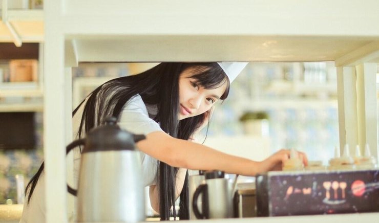 点击大图看下一张：武大女神黄灿灿清新复古写真 嘴角含笑