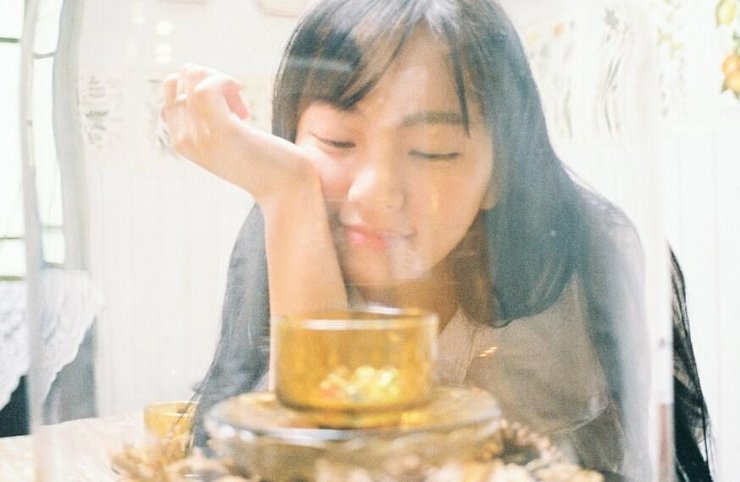 点击大图看下一张：武大女神黄灿灿清新复古写真 嘴角含笑