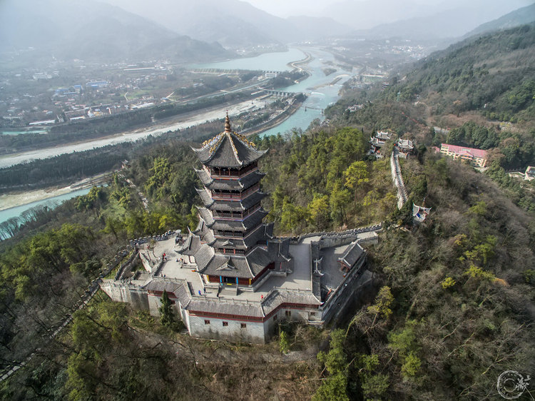 点击大图看下一张：航拍都江堰