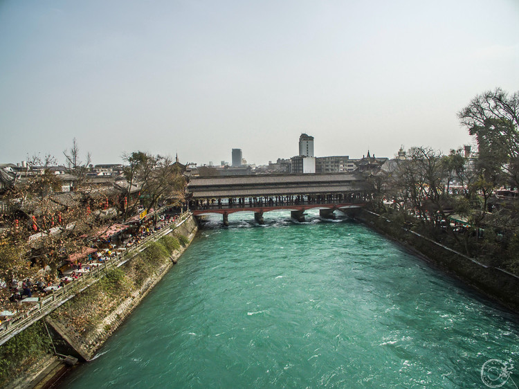 点击大图看下一张：航拍都江堰