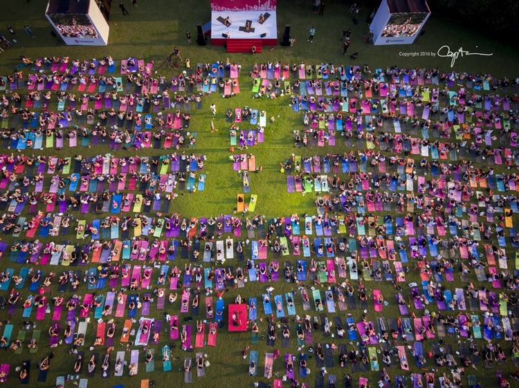 点击大图看下一张：陆家嘴千人瑜伽