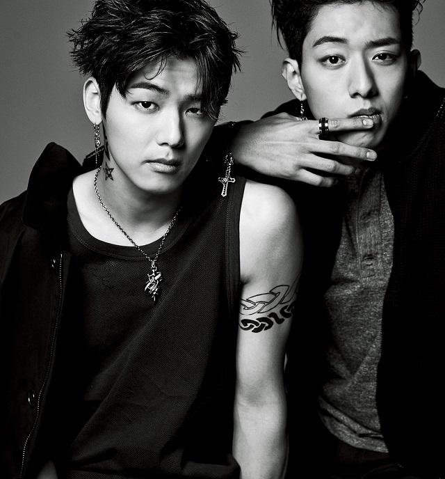 点击大图看下一张：韩国肌肉帅哥姜敏赫黑白个性写真