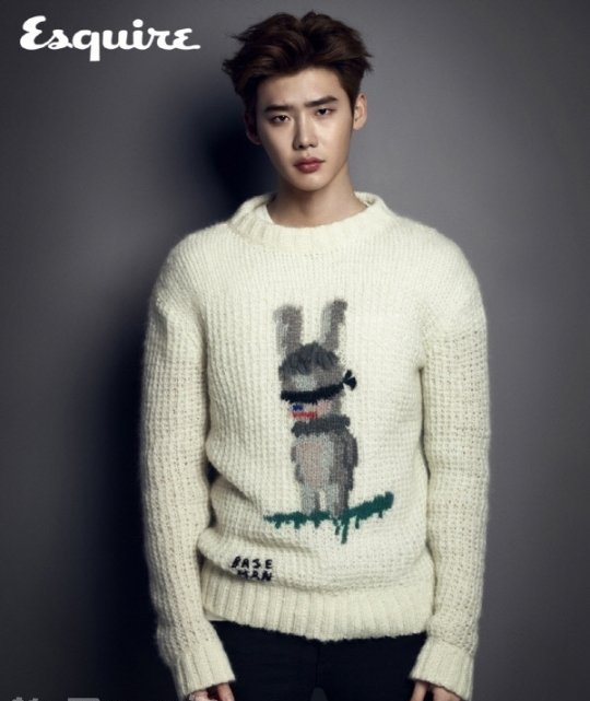 点击大图看下一张：韩国帅哥李钟硕白色毛衣演绎暖男魅力