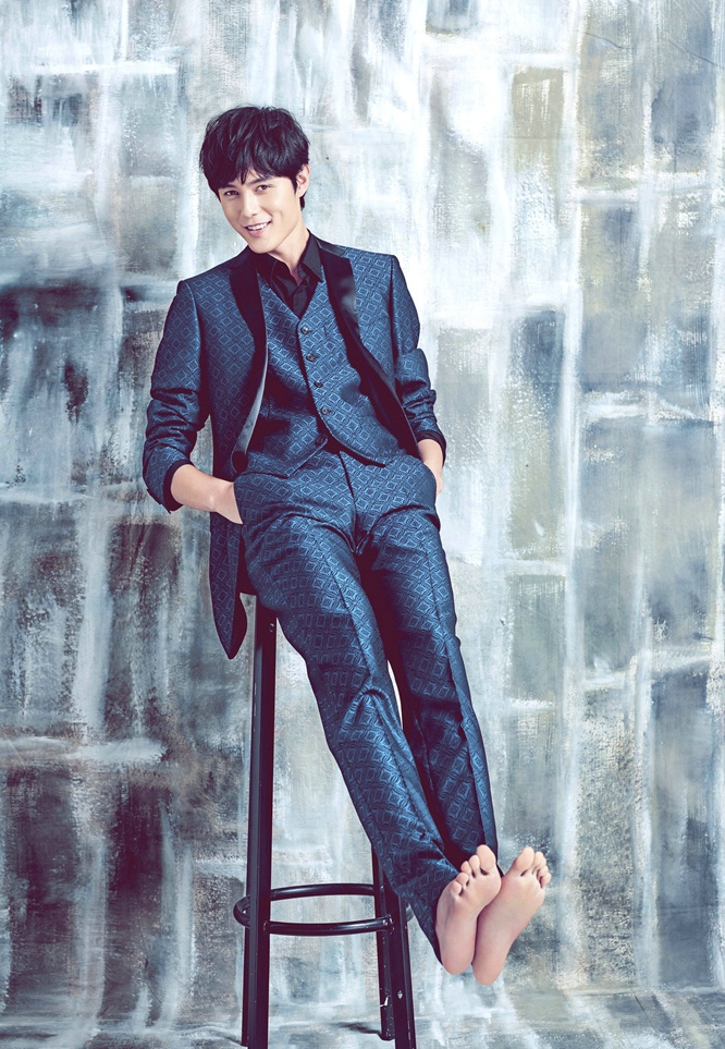 点击大图看下一张：帅哥明星张超羞涩笑容显暖男范