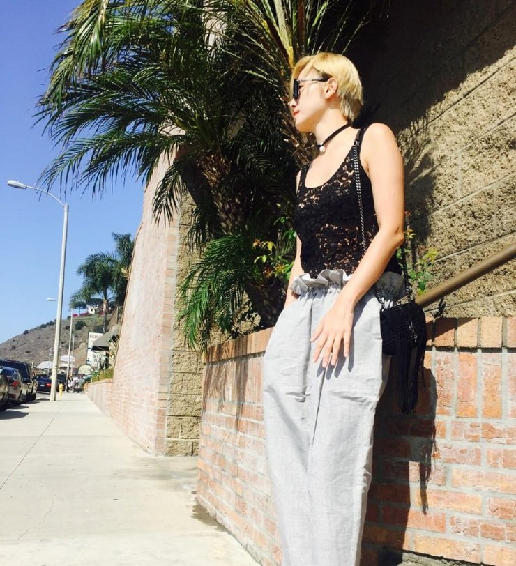 点击大图看下一张：宋佳剪干练短发度假 穿性感吊带露事业线