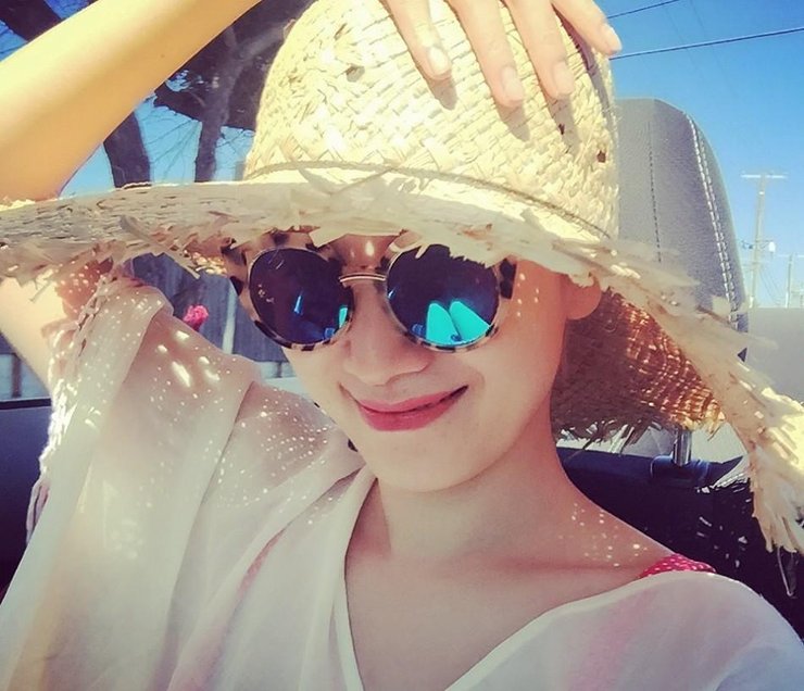 点击大图看下一张:宋佳剪干练短发度假 穿性感吊带露事业线