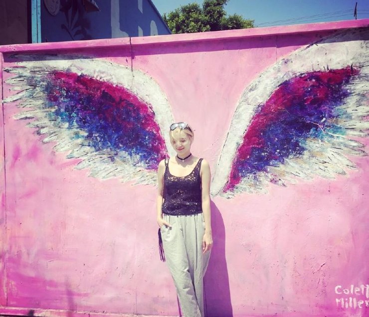 点击大图看下一张：宋佳剪干练短发度假 穿性感吊带露事业线