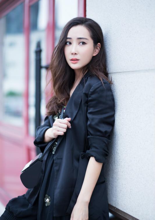 点击大图看下一张:杜若溪秒变性感女总裁