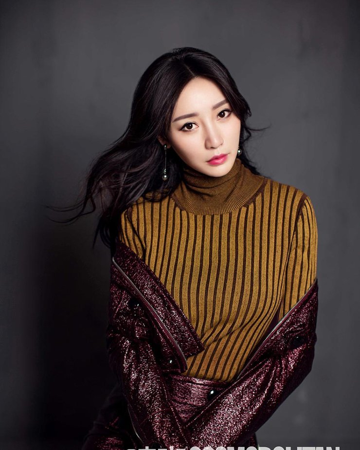 点击大图看下一张：柳岩傲人上围遮不住 性感女神眼神魅惑