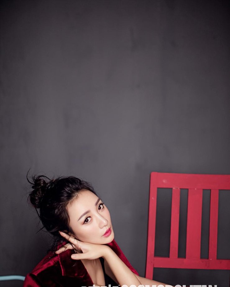 点击大图看下一张：柳岩傲人上围遮不住 性感女神眼神魅惑