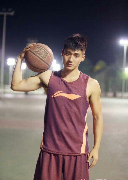 点击大图看下一张:篮球帅哥 打篮球的男生