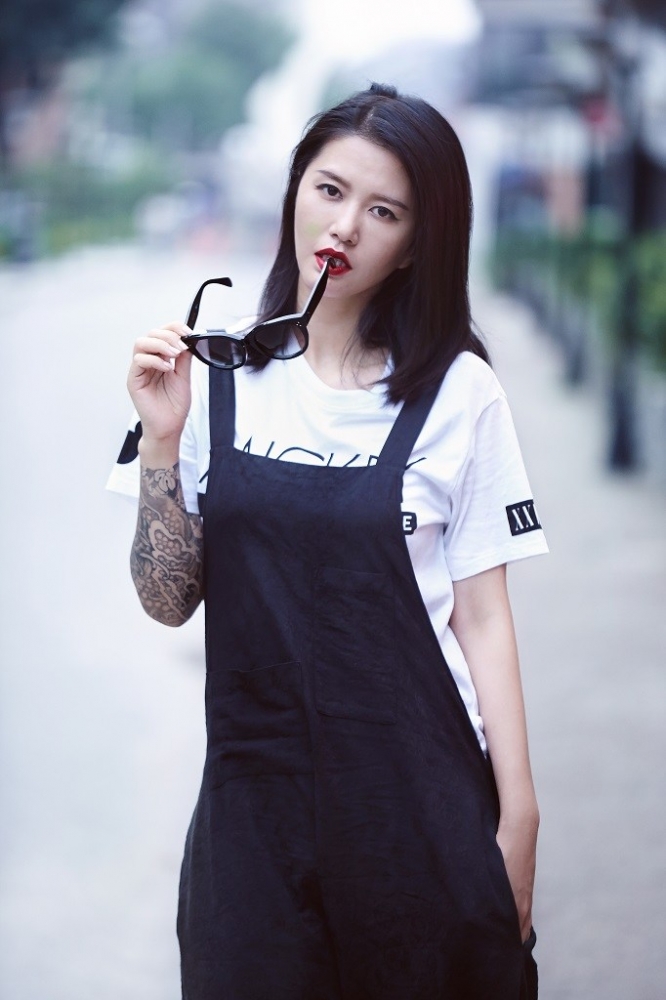 点击大图看下一张：谭维维冷艳街拍霸道来袭