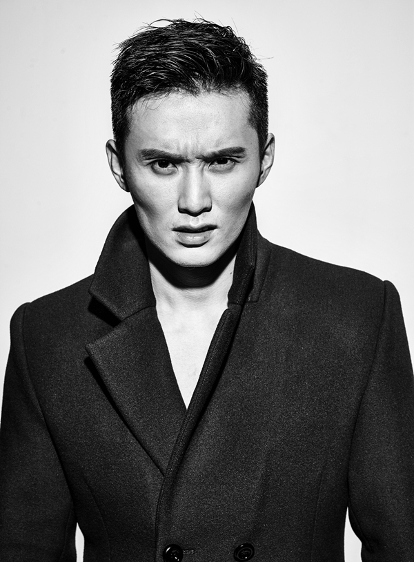 点击大图看下一张:肌肉帅哥王冠写真