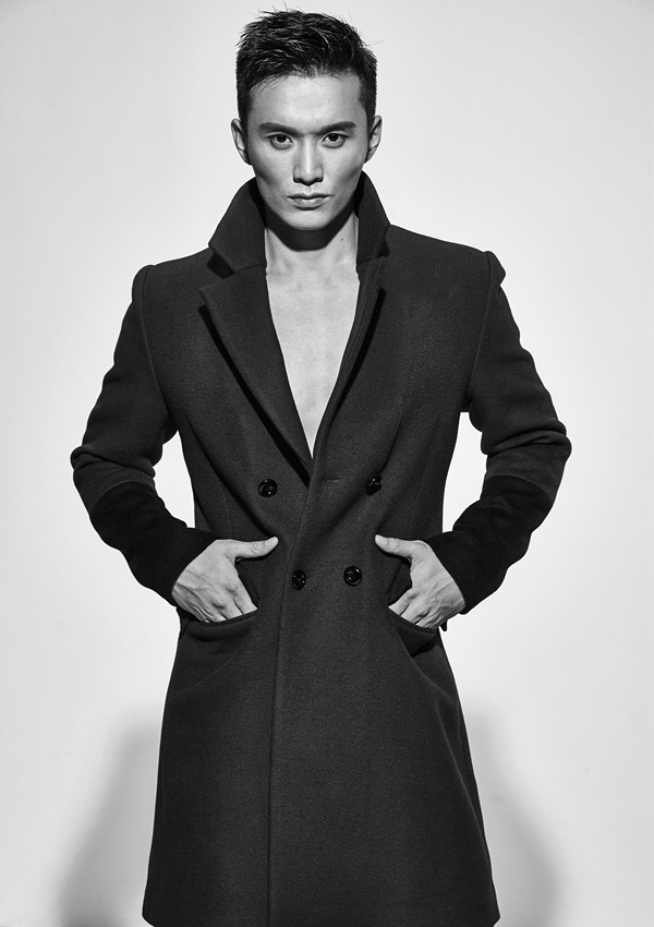 点击大图看下一张:肌肉帅哥王冠写真