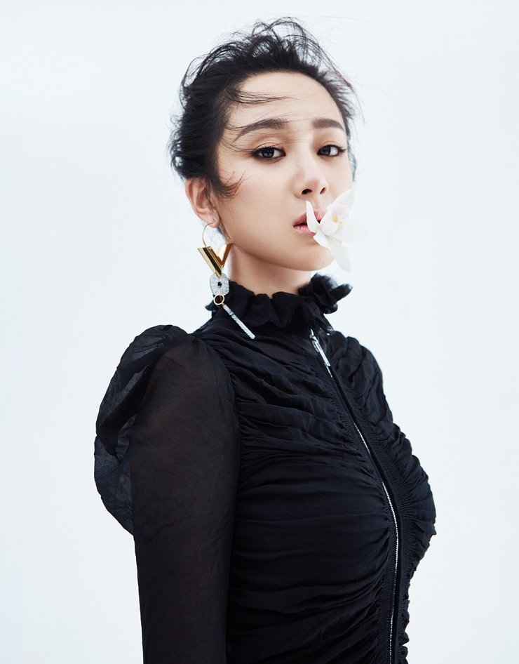 点击大图看下一张：杨紫最新杂志大片惊艳上线