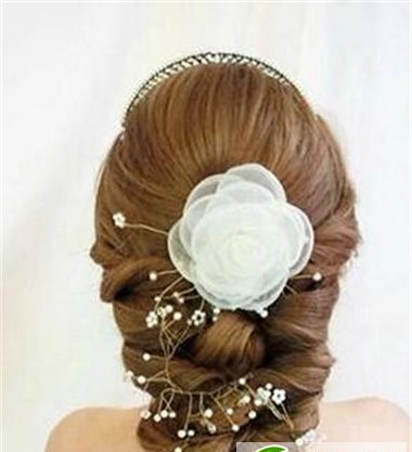 点击大图看下一张:打造最美新娘时尚发 百搭新娘造型很梦幻