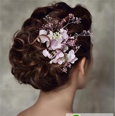 点击大图看下一张:打造最美新娘时尚发 百搭新娘造型很梦幻