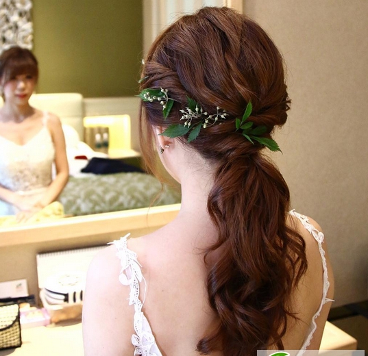 点击大图看下一张：韩式新娘美发图片 时尚新娘发型图片大全