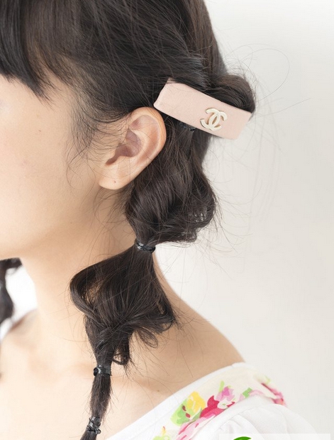 点击大图看下一张:小学女生俏丽双马尾