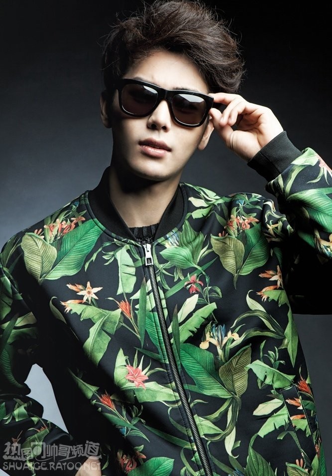 点击大图看下一张：韩国男星李星宇时尚帅气写真