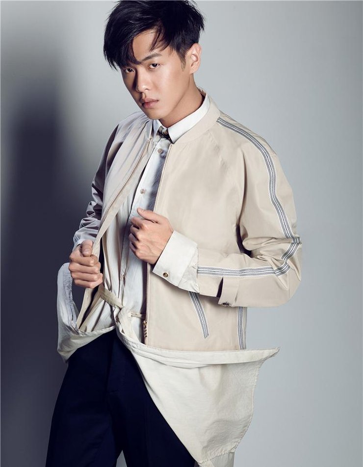 点击大图看下一张：张若昀再现深沉眼神杀 痞帅型男格调精致