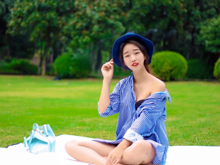 点击大图看下一张：植物园的精灵