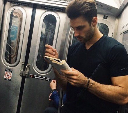 点击大图看下一张：地铁帅哥图片大全 超有男人味的帅哥