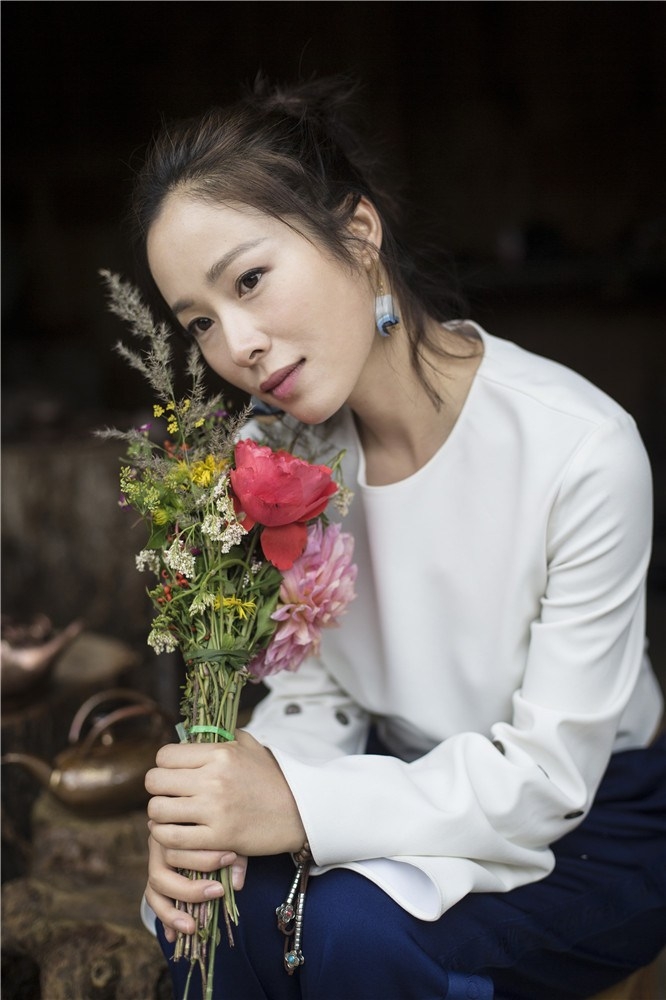 点击大图看下一张:江一燕自然系写真曝光 马甲线侧漏吸睛十足