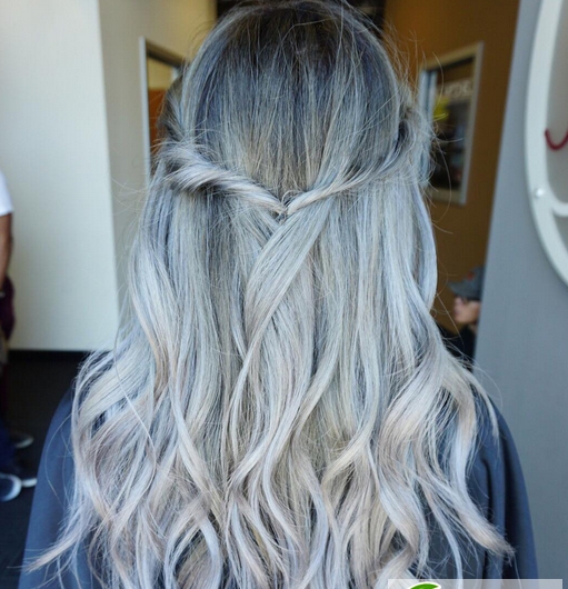 点击大图看下一张：另类灰色系染发发型 辉夜色头发效果图大全