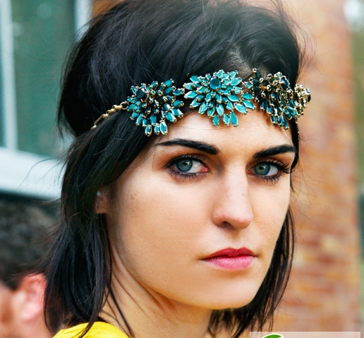 点击大图看下一张:时尚轻松get!秋冬人气发型发饰盘点