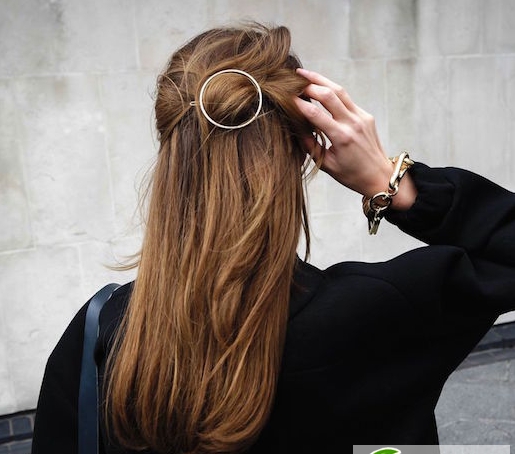 点击大图看下一张:时尚轻松get!秋冬人气发型发饰盘点