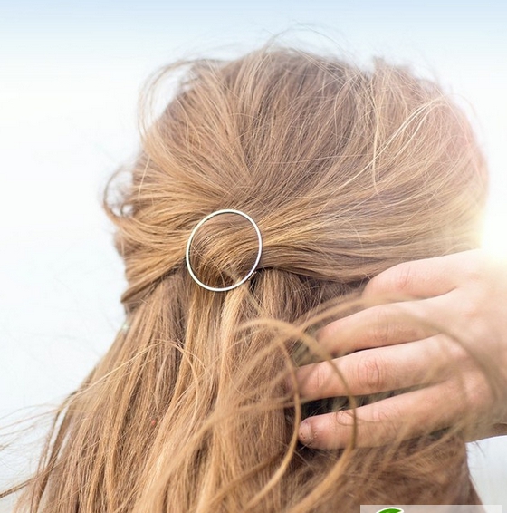 点击大图看下一张:时尚轻松get!秋冬人气发型发饰盘点