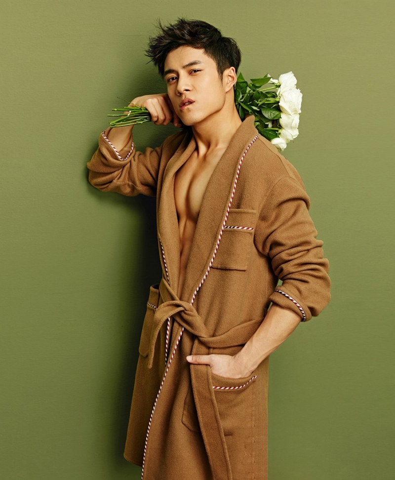 点击大图看下一张：韩东君肌肉照