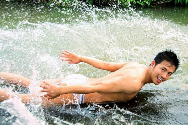 点击大图看下一张：李小兵秀性感好身材